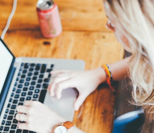 La DaD ha cambiato il modo di fare scuola. Vantaggi e svantaggi Vantaggi e svantaggi