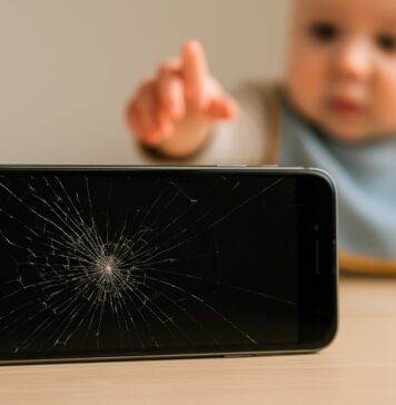 Prime pappe e schermi rotti: come proteggere il tuo iPhone dai piccoli di casa schermo rotto iphone